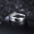 ダイヤは指輪のカープの結婚に対してプロをします。