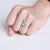 ダイヤは指輪のカープの結婚に対してプロをします。