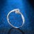 青のドナウ白18 K金25分ダイヤの指輪の花約アークド版