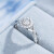 鑫万福白18 K金ダイヤモンド群にダイヤの指輪を嵌めて、結婚指輪をプレゼントします。結婚指輪は彼女に妻の誕生日プレゼントをあげます。