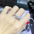 现物は正常に白いっぽくなっています。18 K金ダヤの指轮には1カラットの効果があります。結婚指輪は婚約しました。