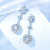 喜ドリルの花の溢れるシリーズのカラットの効果の白18 Kダイヤモンドのイヤリング/群の嵌顕の精巧な女性の金のイヤリングは彼女の誕生日プレゼントを送ります。