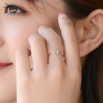 ティグコムT 557ファンダイ18 K金の指轮をめ込んだ女性モデルAU 750指轮のプロポーズの气持ちを告白します。彼女に结婚记念日をプロにする。