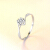 ティグコムT 557ファンダイ18 K金の指轮をめ込んだ女性モデルAU 750指轮のプロポーズの气持ちを告白します。彼女に结婚记念日をプロにする。